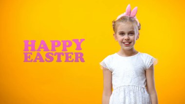 Mutlu Paskalya ifade, tavşan kulakları sevimli kız kameraya gülümseyen, tebrik kartı
