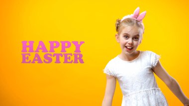 Mutlu Paskalya işareti, küçük kız heyecanla kameraya bakarak, tatil sevincini