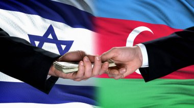İsrail ve Azerbaycan lı yetkililer para alışverişi, bayrak arka planı, ortaklık