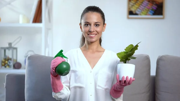 Lachende Vrouw Met Water Sproeier Bloempot Kijkend Naar Camera Home — Stockfoto