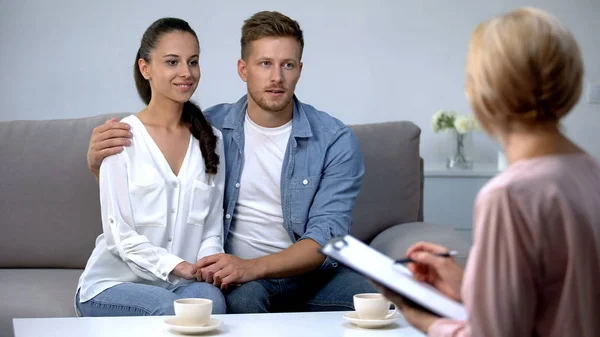 Glückliches Paar Besucht Sozialarbeiterin Vor Adoption Vorbereitung Des Sorgerechts — Stockfoto