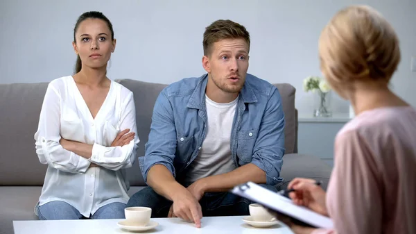 Nerveuze Man Beschuldigen Vrouw Bij Psycholoog Receptie Risico Van Echtscheiding — Stockfoto