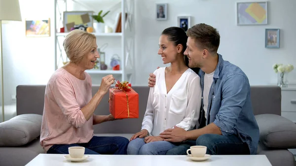 Coppia Che Presenta Scatola Regalo Rossa Alla Suocera Relazione Familiare — Foto Stock