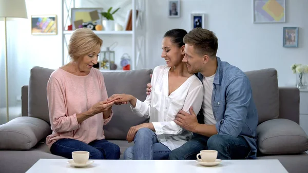 Paar Zeigt Der Mutter Verlobungsring Vertrauensvolle Familienbeziehung Ehe — Stockfoto