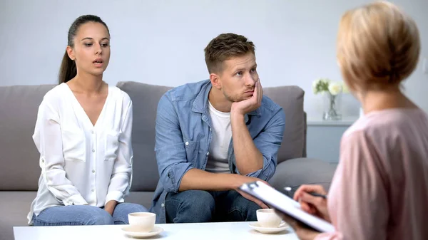 Wütende Frau Beschuldigt Ehemann Bei Psychologen Beratung Scheidungsrisiko — Stockfoto