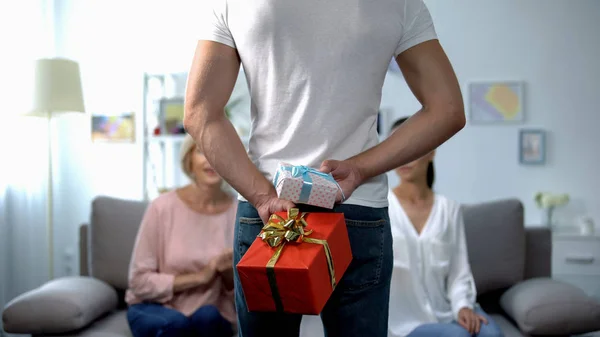 Man Holding Geschenkdozen Achter Terug Voor Moeder Vrouw Vrouwen Dag — Stockfoto