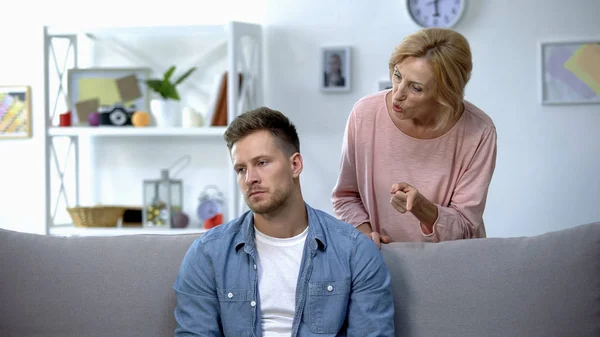 Nervous Mother Talking Adult Son Sitting Sofa Home Family Conflict — Stock Photo, Image