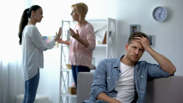 Exhaustos Hombres Escuchando Esposa Suegra Discutiendo Casa Rivalidad — Foto de Stock