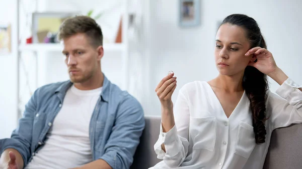 Coppia Offesa Lite Casa Donna Con Anello Fidanzamento Divorzio — Foto Stock