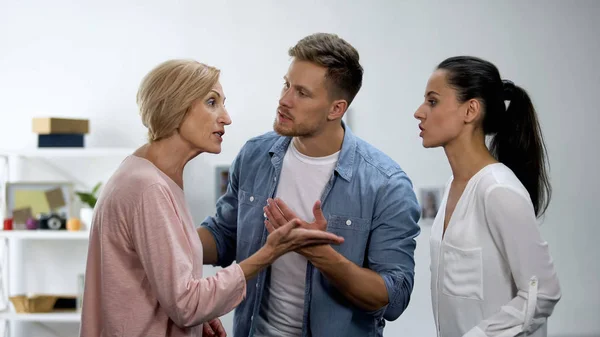 Jovem Resolvendo Conflito Entre Mãe Esposa Problemas Familiares Briga — Fotografia de Stock