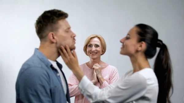 Mãe Alegre Admirando Par Jovem Amor Novos Sentimentos Nascidos Relações — Fotografia de Stock