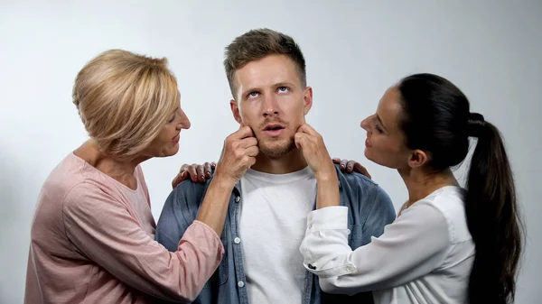 Mor Och Hustru Beundrande Mogen Man Och Klämmande Kinder Överskydd — Stockfoto