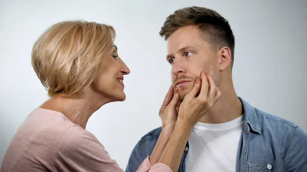 Sorridente Madre Pizzicando Guance Irritate Del Figlio Assistenza All Infanzia — Foto Stock