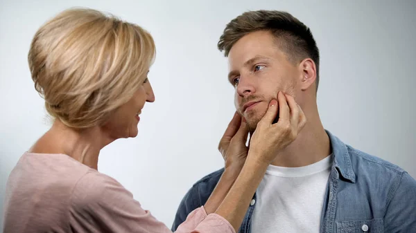 Madre Pizzicando Guance Infelici Figlio Stile Genitori Iperprotettivo Problema — Foto Stock