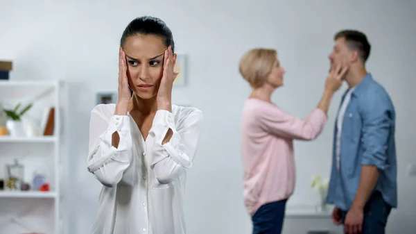 Shocked Wife Foreground Mother Law Wiping Husbands Mouth Overprotection — Stock Photo, Image