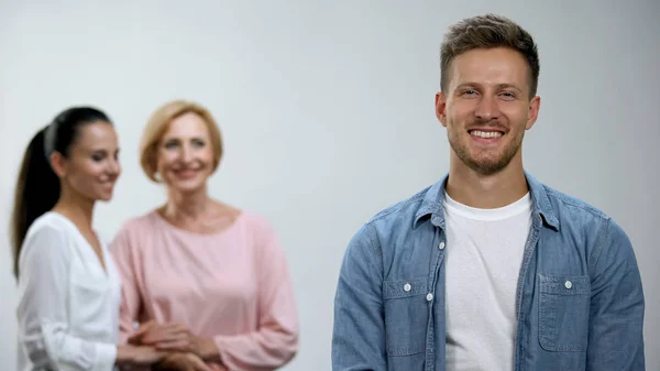 Kvinna Och Svärmor Hålla Händer Beundra Manliga Familjen Relationer — Stockfoto