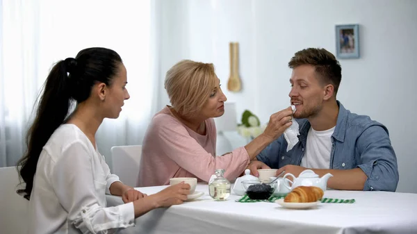 Geschokt Vrouw Kijken Naar Moeder Law Vegen Echt Genoten Mond — Stockfoto