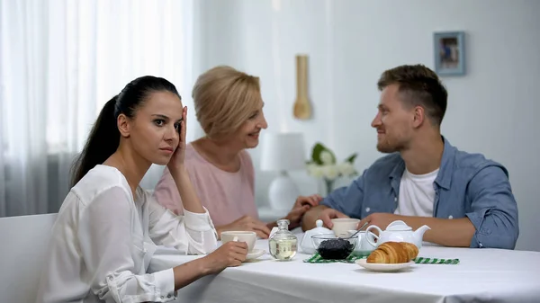 Moeder Law Zoon Praten Negeren Vriendin Ongezonde Relaties — Stockfoto