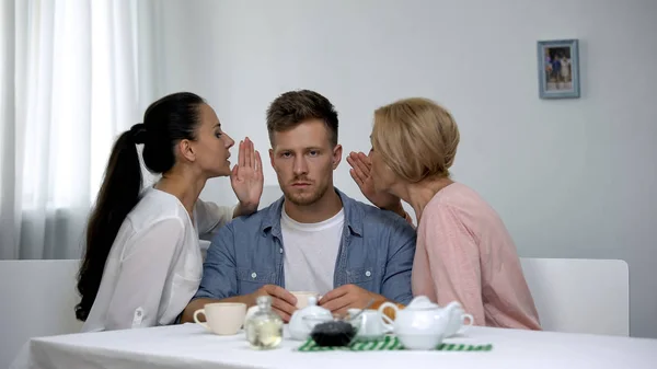 Homem Ouvindo Mãe Esposa Sussurrando Conselhos Sobre Orelha Problemas Relações — Fotografia de Stock