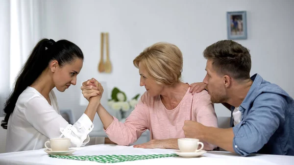 Man Supporting Mother Arm Wrestling Competition Wife Family Battle — Stock Photo, Image