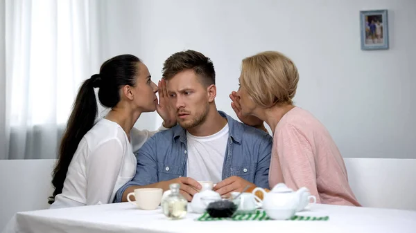 Confuso Homem Ouvindo Esposa Mãe Sussurrando Conselhos Sobre Orelha Relações — Fotografia de Stock