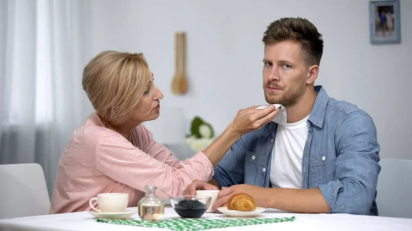 Mother Wiping Irritated Adult Sons Mouth Having Tea Home Care — Stock Photo, Image