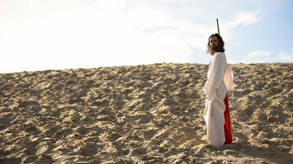 Hermit ile personel çölde kamera, çilecilik ve oruç bakarak yürüyüş