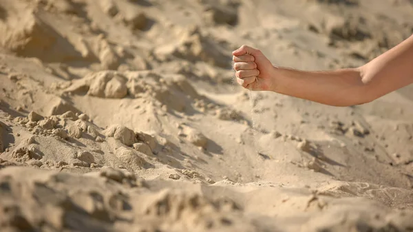 Αρσενικό Χέρι Ρίχνει Ξηρό Χώμα Ερημωμένη Εξάντληση Των Πόρων Της — Φωτογραφία Αρχείου