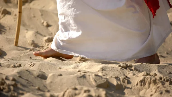 Πόδια Προφήτη Περπατούν Στην Άμμο Ακολουθώντας Τον Ιησού Πίστη Θρησκευτική — Φωτογραφία Αρχείου