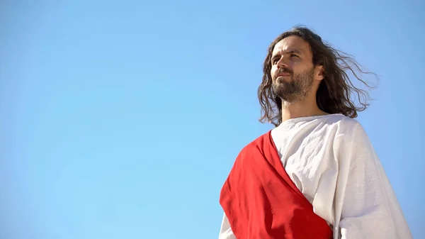 Sério Jesus Cristo Roupão Branco Olhando Para Humanidade Céu Religião — Fotografia de Stock