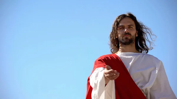 Jesus Manto Branco Estendendo Mão Contra Fundo Azul Pedindo Ajuda — Fotografia de Stock