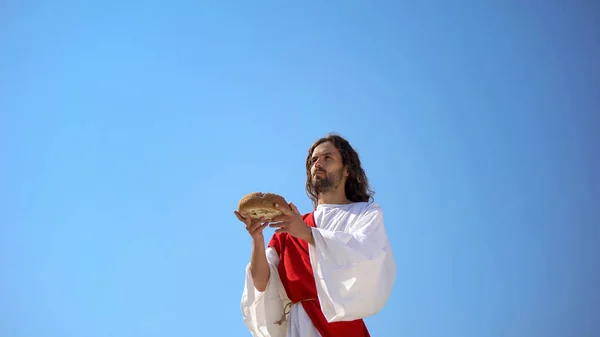 Kazatel Který Drží Chleba Požehnaná Strava Sacramentu Pojetí Boží Večeře — Stock fotografie