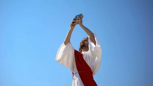 Prediger Hebt Bibel Den Himmel Warnt Vor Dem Zweiten Kommen — Stockfoto