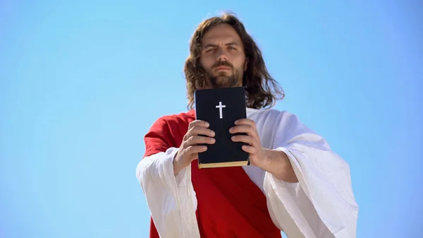 Strenger Gott Hält Bibel Gegen Blauen Himmel Und Erinnert Glauben — Stockfoto