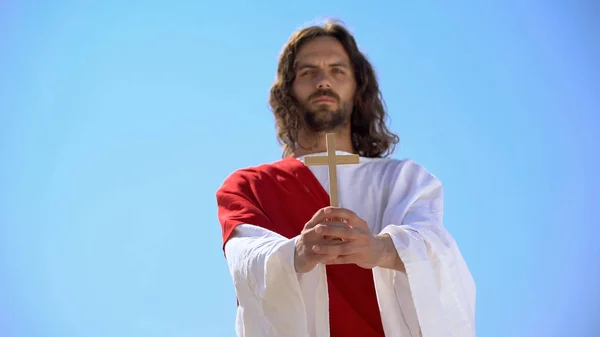Jesús Sosteniendo Cruz Madera Contra Cielo Azul Conversión Cristianismo Bautismo — Foto de Stock