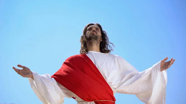 Jesus Cristo Roupão Branco Voltando Para Deus Com Palmas Abertas — Fotografia de Stock