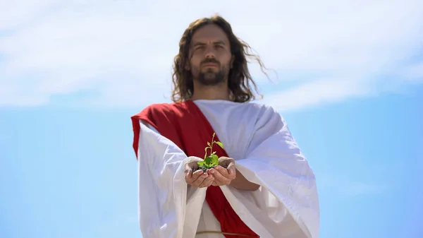 Hombre Bata Mostrando Brote Contra Cielo Salvamento Naturaleza Problemas Ambientales — Foto de Stock