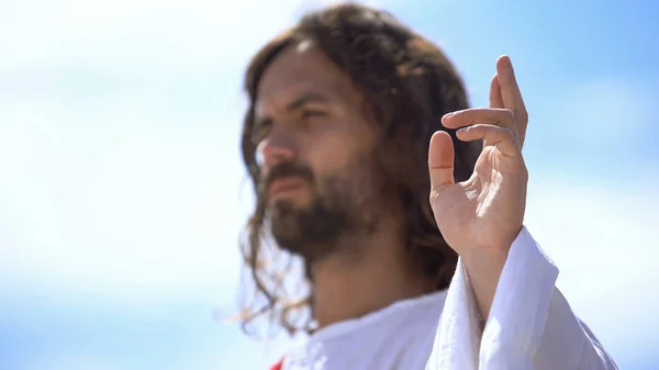 Predicador Mostrando Señal Bendición Contra Cielo Azul Mano Bendición Bautismo — Foto de Stock