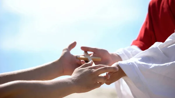 Χέρια Των Ιερέων Δίνουν Ξύλινο Σταυρό Στον Άνθρωπο Μοιράζονται Θρησκευτική — Φωτογραφία Αρχείου