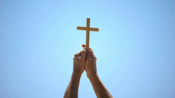 Mãos Masculinas Levantando Cruz Madeira Para Céu Azul Conversão Religiosa — Fotografia de Stock