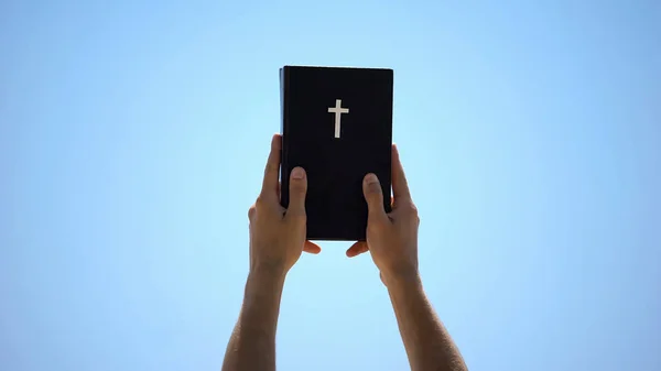 Άνθρωπος Που Φθάνει Χέρια Στον Ουρανό Κρατώντας Βίβλο Νέα Διαθήκη — Φωτογραφία Αρχείου