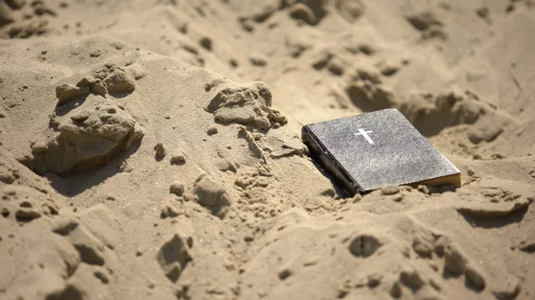 Antica Bibbia Abbandonata Luogo Deserto Concetto Rifiuto Della Fede Ateismo — Foto Stock