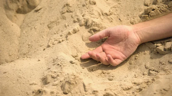 砂の上に命を落とす男性の手 サハラ砂漠の渇きの死 水不足 — ストック写真