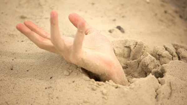 Męska Ręka Tonąc Kałuży Quicksand Niebezpiecznych Podróży Pustyni Zbliżenie — Zdjęcie stockowe