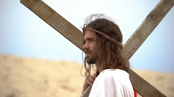 Jezus Met Bloederig Voorhoofd Kroon Van Doornen Dragende Zware Cross — Stockfoto