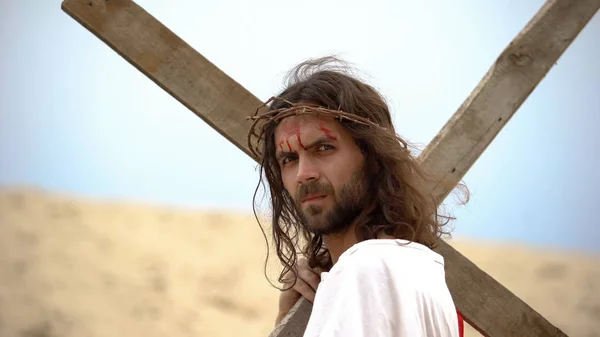 Jesús Con Cabeza Ensangrentada Corona Espinas Mirando Cámara Llevando Cruz — Foto de Stock