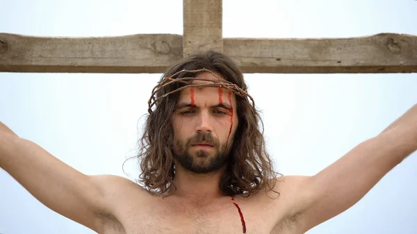 Jesús Crucificado Cruz Madera Cabeza Ensangrentada Con Corona Espinas Sacrificio — Foto de Stock