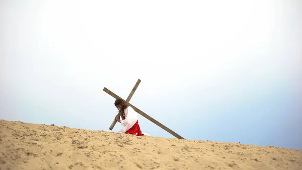 Иисус Падает Тяжелый Деревянный Крест Страдая Боли Усталости Жертвы — стоковое фото