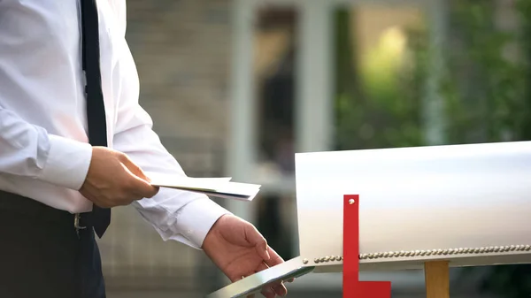 Zakenman Het Verzenden Van Brieven Rekeningen Zetten Mailbox Buurt Van — Stockfoto