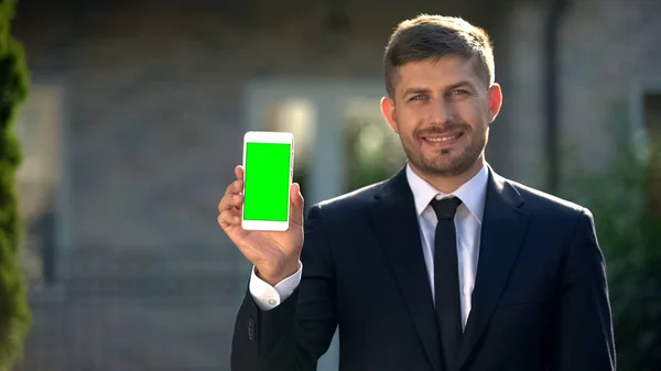 Agente Inmobiliario Con Teléfono Inteligente Con Pantalla Verde Aplicación Para — Foto de Stock